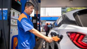 Giá xăng E10 trước giờ bán đại trà: Chênh lệch với RON95 gây bàn tán, có nơi giá xăng vượt 39.000 đồng/lít