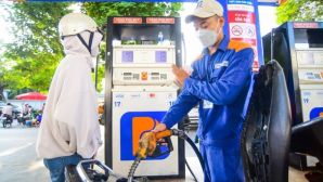 Giá xăng RON 92 và RON 95 chiều 28/5 ‘tụt’ hơn 1.000 đồng, dầu diesel hạ 'cắm đầu', giá lăn bánh Hyundai Accent ra sao?