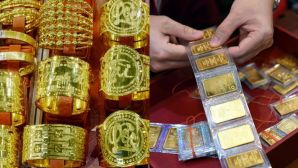 Giá vàng hôm nay (chiều 28/5): Vàng SJC, nhẫn 9999 giảm tới gần 2 triệu/lượng, chênh lệch với thế giới kéo giãn