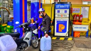 Giá xăng dầu hôm nay 30/5: Xăng RON95, E10 giảm giá rẻ, dầu thô xuống đáy 6 tuần, một nước bán vượt 40.000 đồng/lít