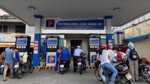 Bảng giá xăng dầu trưa nay 4/6: E10 ‘rẻ hơn bún’, RON 92 đang lao đầu về ‘đáy’ mới, giá lăn bánh VinFast VF 6 cực hời