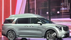 Kia Carnival Royal 2026 ra mắt tại Việt Nam: 'Chuyên cơ mặt đất' hơn 2 tỷ đồng, trần sao như Rolls-Royce