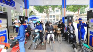 Giá xăng dầu trưa nay 8/6: E10 RON 95 và E5 RON 92 giảm mạnh gần 10.000 đồng/lít từ đỉnh, giá lăn bánh VinFast VF 3 mềm