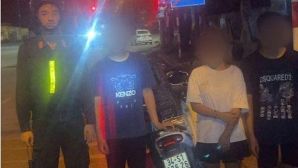 Có gì trong cốp xe của quái xế 15 tuổi đầu trần, kẹp ba, dùng bình xịt hơi cay chống trả công an?