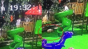 Vụ bé gái ngã từ cầu trượt ở Hà Nội: Đã xác định được gia đình bé trai liên quan, diễn biến mới được cập nhật