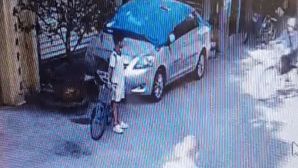 Hà Nội: Cậu bé lớp 5 cầm tập 500 nghìn đứng phơi nắng giữa đường, biết nguồn cơn ai cũng phải khen ngợi