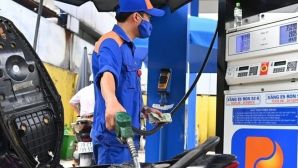 Giá xăng dầu chiều nay 16/6: E10 ‘cắm đầu’ 9.300 đồng, RON 92 ‘rơi’ mất 8.700 đồng/lít, giá lăn bánh Toyota Fortuner rẻ