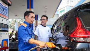 Giá xăng dầu hôm nay trưa 18/6: RON 92 ‘bán như biếu’, E10 giảm hơn 9.300 đồng/lít, giá lăn bánh VinFast VF 8 ra sao?