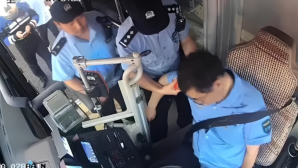 Camera ghi lại khoảnh khắc tài xế xe buýt lên cơn nhồi máu cơ tim, vẫn kịp làm một hành động cứu sống 12 hành khách