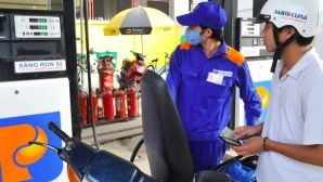 Giá xăng dầu trưa nay 22/6: E10 và RON 92 giảm 10.000 đồng, dầu diesel về gần 20.000 đồng/lít, VinFast VF 5 lăn bánh rẻ