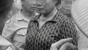 Rộ clip 1 người phụ nữ bị xịt vòi nước cao áp thẳng vào mắt vì cãi vã gữa chợ, thực hư ra sao?