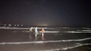 Tìm thấy thi thể người cha đuối nước khi tắm biển ở Hà Tĩnh, con trai chưa rõ tung tích