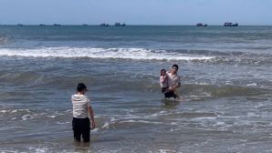 Quảng Trị: Nam sinh lớp 12 bỏ dở bữa cơm, lao từ nhà hàng ra biển cứu sống 2 anh em khỏi tay tử thần
