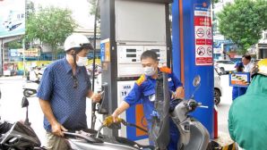 Giá xăng dầu chiều nay 23/6: RON 92 'phá đáy', E10 tụt hơn 10.000 đồng/lít, giá Toyota Corolla Cross lăn bánh bao nhiêu?