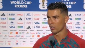 Ronaldo 'đứng hình' khi bị đòi tăng lương trên sóng, màn đáp trả khiến cả phòng bật cười
