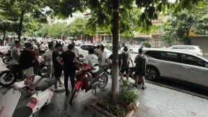 Hàng trăm người có mặt tại hiện trường vụ gã đàn ông đến tận nhà nổ súng bắn chết 1 người, nguyên nhân?