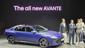Hyundai Elantra 2027 chính thức ra mắt: Thiết kế gây tranh cãi, Pleos Connect tích hợp AI, 'đe nẹt' Honda Civic
