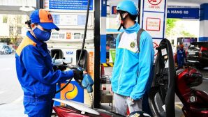 Giá xăng dầu chiều 26/6: E10 giảm hơn 11.000 đồng/lít, RON 92 ‘vừa bán vừa cho’, giá lăn bánh Toyota Veloz Cross ra sao?