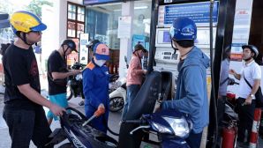 Giá xăng dầu chiều 27/6: RON 92 chỉ còn hơn 19.000 đồng/lít, E10 ‘rẻ như bèo’, giá lăn bánh VinFast VF 3 siêu hấp dẫn
