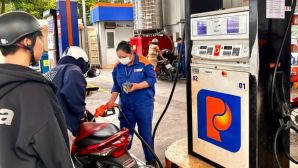 Giá xăng dầu hôm nay 2/7: E10 và RON 92 vẫn ‘rẻ như cho’, dầu diesel giảm gần 23.000 đồng/lít, giá lăn bánh VinFast VF 5