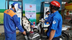 Giá xăng dầu trưa 2/7: E10 và RON 92 neo sát ‘đáy’, dầu diesel ‘tụt’ sâu 22.900 đồng/lít, giá lăn bánh Toyota Vios 'mềm'