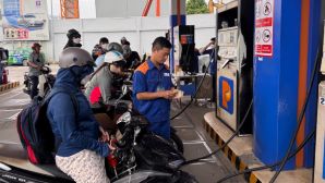 Giá xăng dầu trưa 7/7: RON 92, E10 đều tụt hơn 10.000 đồng, dầu diesel sắp về 20.000 đồng/lít, giá lăn bánh VinFast VF 3
