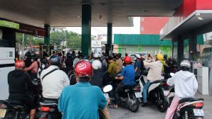 Giá xăng dầu sáng nay (10/7) tiếp đà giảm mạnh: Xăng E10 RON95 lập tức 'phá đáy', giá đầy bình xe máy Piaggio và Vespa