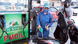 Giá xăng dầu chiều 10/7: E10 và RON 92 đồng loạt giảm hơn 10.000 đồng, dầu diesel tăng, giá lăn bánh Honda CR-V ra sao?