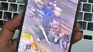 TP.HCM: Camera ghi cảnh nhóm thanh niên mang hung khí rượt đuổi, đập phá xe máy lúc 3 giờ sáng