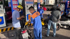 Giá xăng dầu hôm nay 16/7: E10 và RON 92 rẻ hơn đỉnh 10.000 đồng/lít, dầu diesel tăng, bảng giá đầy bình xe ga 150-160cc