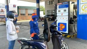 Giá xăng dầu trưa 17/7: RON 92, E10 và dầu diesel thay đổi theo hướng ‘không ai muốn’, giá lăn bánh VinFast VF 3 ra sao?