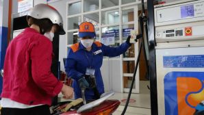 Giá xăng dầu hôm nay 20/7: Dầu diesel giảm 21.451 đồng/lít, E10 và RON 92 rất gần ‘đáy’, bảng giá đầy bình xe ga 110cc