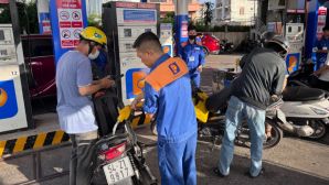 Giá xăng dầu hôm nay 22/7: E10 giảm 10.800 đồng/lít, RON 92 cách đáy cực gần, bảng giá đầy bình các mẫu xe số phổ biến