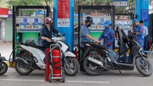 Giá xăng dầu trưa 21/7: RON 92 và E10 sát sạt mức ‘đáy’, dầu diesel tụt 21.000 đồng/lít, giá lăn bánh Mitsubishi Xforce