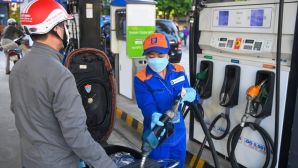 Giá xăng dầu chiều nay 22/7: Dầu diesel ‘bán như biếu’, RON 92 và E10 tiệm cận mức đáy, bảng giá lăn bánh Mazda CX-5