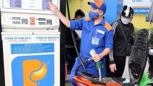 Giá xăng dầu trưa nay 22/7: RON 92 và E10 ‘rẻ như rau’, dầu diesel chỉ cách đáy ‘gang tấc’, giá lăn bánh VinFast VF 5