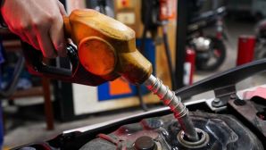 Giá xăng dầu hôm nay dự báo tăng mạnh, xăng E10 tăng gần 2.000 đồng/lít? Dầu diesel tăng cao hơn?