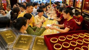 Cập nhật giá vàng hôm nay ngày 25/7 tăng phi mã: Bất ngờ với tình hình mua - bán vàng, tiệm vàng giới hạn số lượng