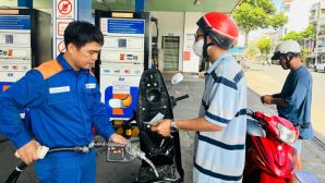 Giá xăng dầu hôm nay 27/7: Dầu diesel giảm 19.000 đồng/lít, xăng RON 92 và E10 rất gần đáy, giá lăn bánh VinFast VF 3