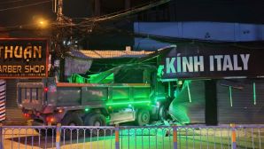 Hiện trường xe ben mất lái tông sập tiệm kính mắt ở TPHCM, gia đình 4 người thoát nạn trong gang tấc
