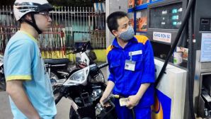 Giá xăng dầu hôm nay 31/7: Tăng cao chót vót, xăng RON 92 và E10 đều gần 23.000 đồng/lít, bảng giá đầy bình xe ga 110cc