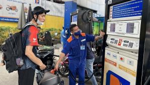 Giá xăng dầu trưa nay 30/7: Xăng RON 92 sắp chạm đáy ‘rẻ như bèo’, E10 giảm 10.000 đồng/lít, giá lăn bánh Honda CR-V