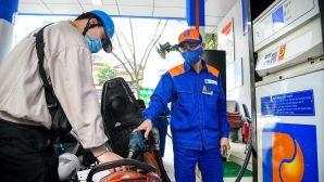 Giá xăng dầu hôm nay 3/8: Xăng E10 cách đáy 2.800 đồng, RON 92 sắp giảm chạm mức cực rẻ, giá lăn bánh VinFast VF 9