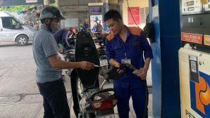 Giá xăng dầu chiều nay 6/8: Xăng E10 và RON 92 cùng giảm cắm đầu, chỉ cách đáy hơn 2.000 đồng, giá đầy bình xe ga 110cc
