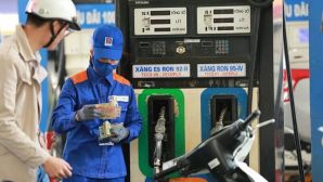 Giá xăng dầu hôm nay 7/8: Dầu diesel rẻ hơn đỉnh 17.200 đồng, xăng E10 và RON 92 giảm sát đáy, giá lăn bánh VinFast VF 3