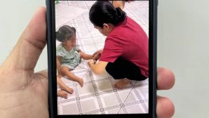 Camera hé lộ thêm tình tiết vụ bảo mẫu nghi bắn dây thun vào trẻ, một bé gái còn bị đánh vào đầu
