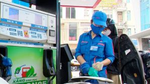 Giá xăng dầu chiều nay 28/7: Xăng RON 92 và E10 cùng giảm sâu, rẻ hơn đỉnh gần 10.000 đồng, giá lăn bánh VinFast VF 8