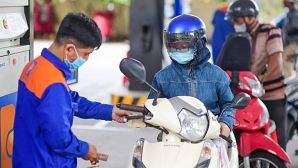 Giá xăng dầu hôm nay 9/8: Xăng RON 92 rất gần đáy, E10 đã thấp hơn đỉnh tới 9.231 đồng, bảng giá đầy bình xe ga 110cc