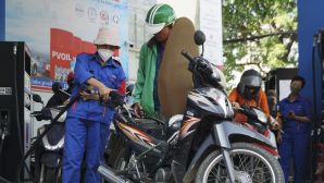 Giá xăng dầu tối nay 7/8: Xăng E10 giảm rẻ hơn đỉnh 9.086 đồng, RON 92 chỉ cách đáy 2.500 đồng, giá đầy bình xe ga 125cc