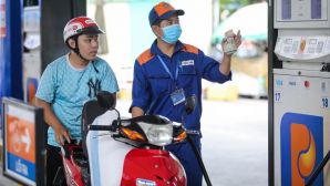 Giá xăng dầu trưa nay 9/8: Dầu diesel rẻ, RON 92 và E10 giảm cách đáy hơn 2.000 đồng, giá lăn bánh Toyota Veloz Cross